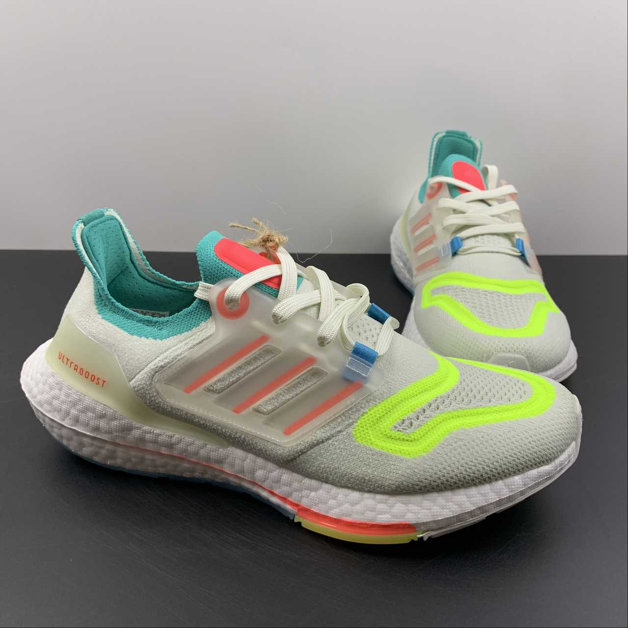 Adidas Ultraboost 22 - Branco/Verde/Laranja
