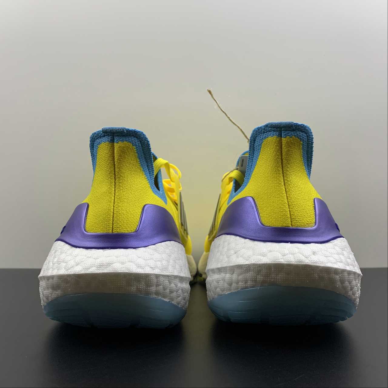 Adidas Ultraboost 22 - Amarelo/Azul