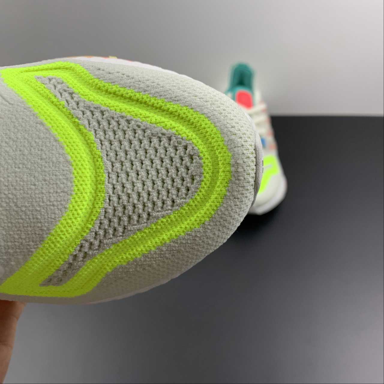 Adidas Ultraboost 22 - Branco/Verde/Laranja