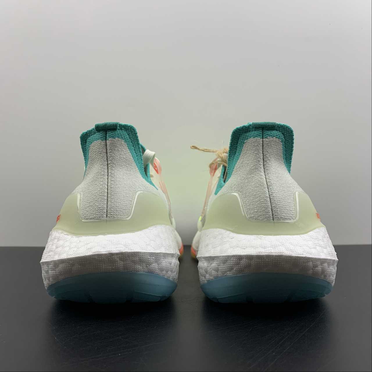 Adidas Ultraboost 22 - Branco/Verde/Laranja