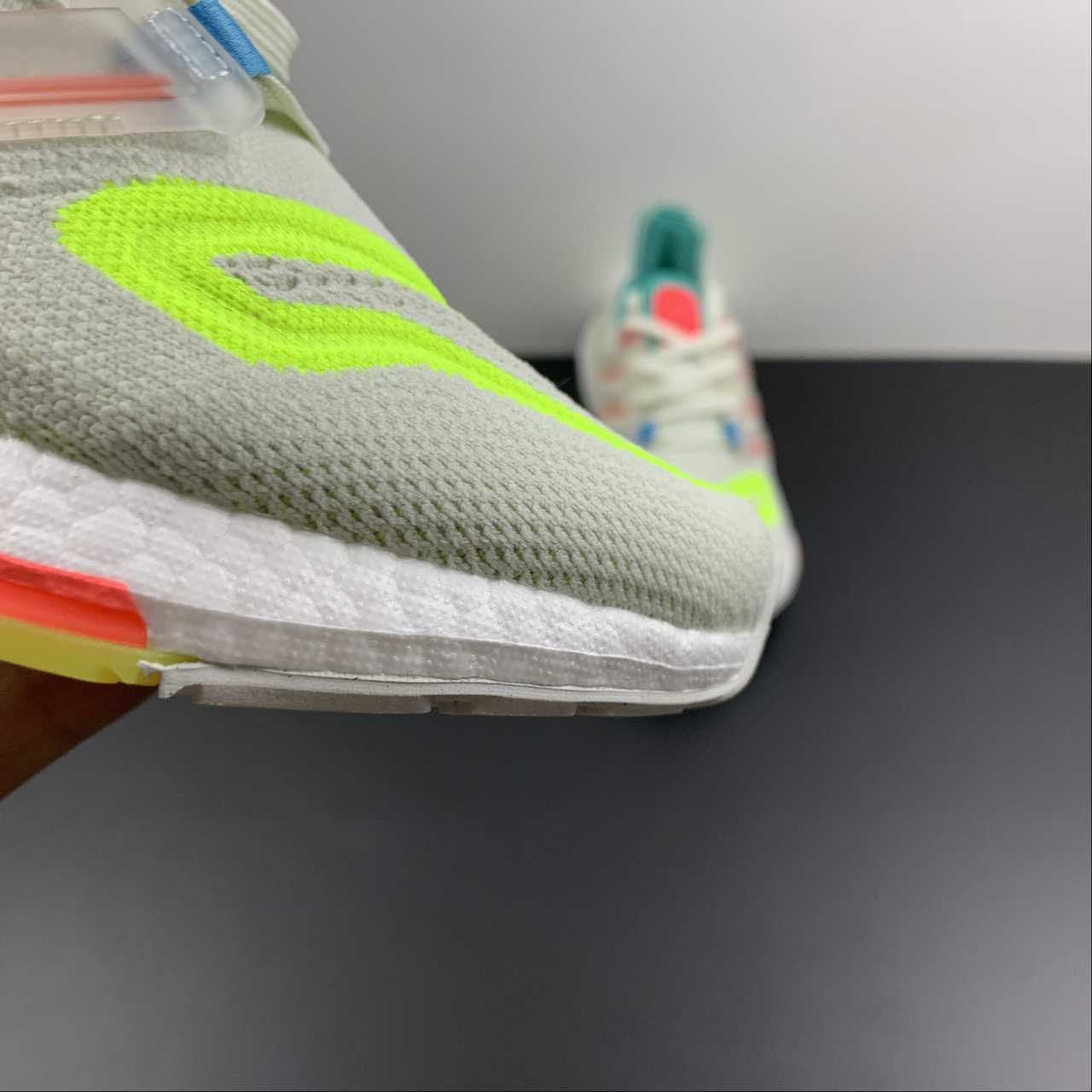 Adidas Ultraboost 22 - Branco/Verde/Laranja