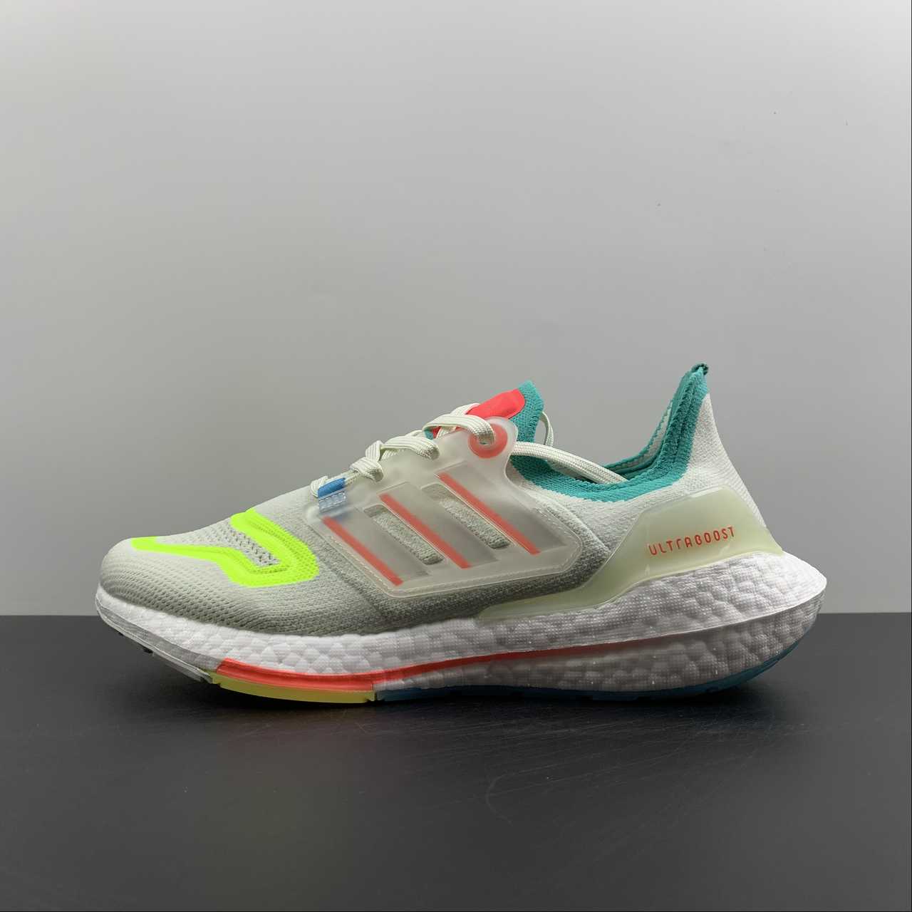 Adidas Ultraboost 22 - Branco/Verde/Laranja