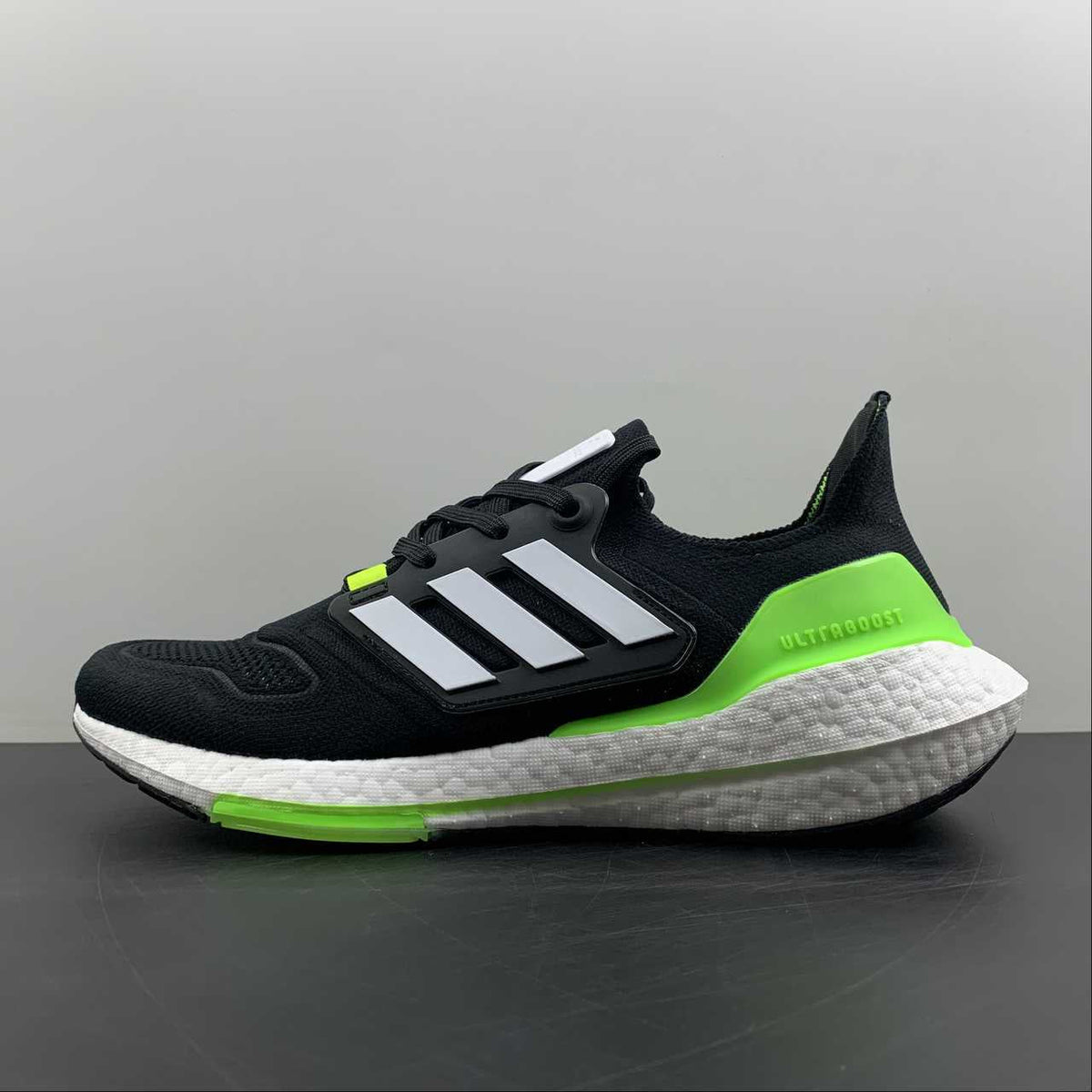 Adidas Ultraboost 22 - Preto/Verde/Branco