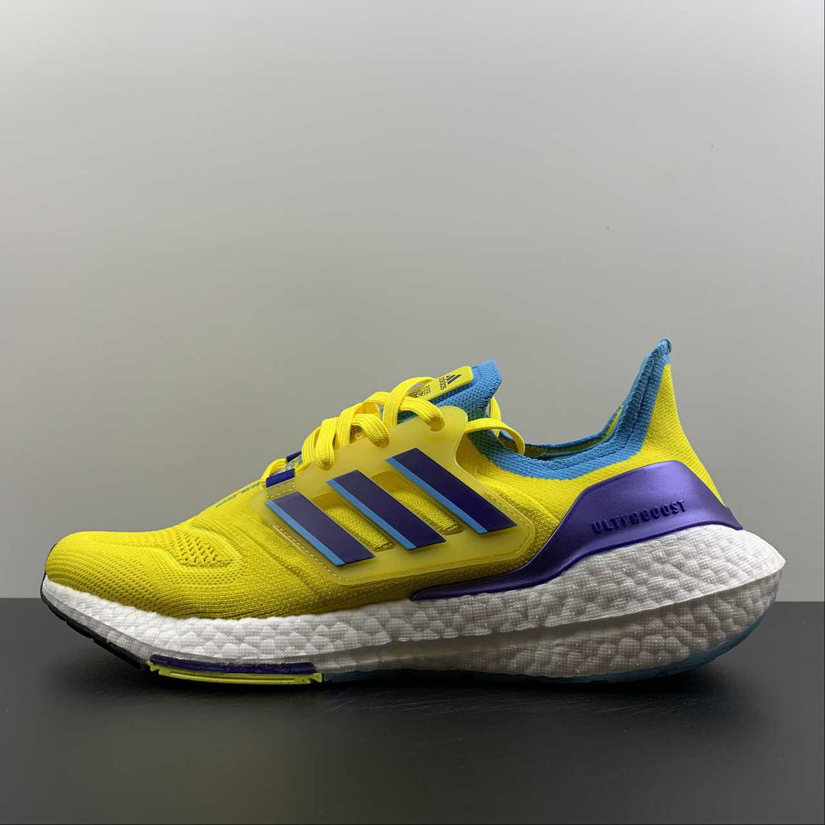 Adidas Ultraboost 22 - Amarelo/Azul