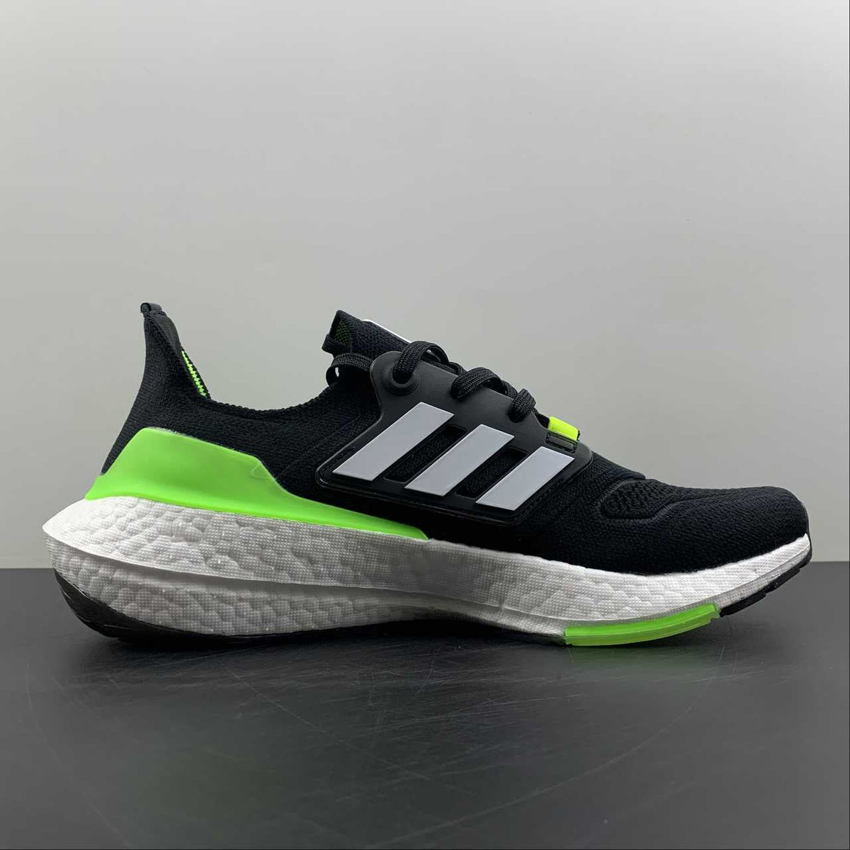 Adidas Ultraboost 22 - Preto/Verde/Branco