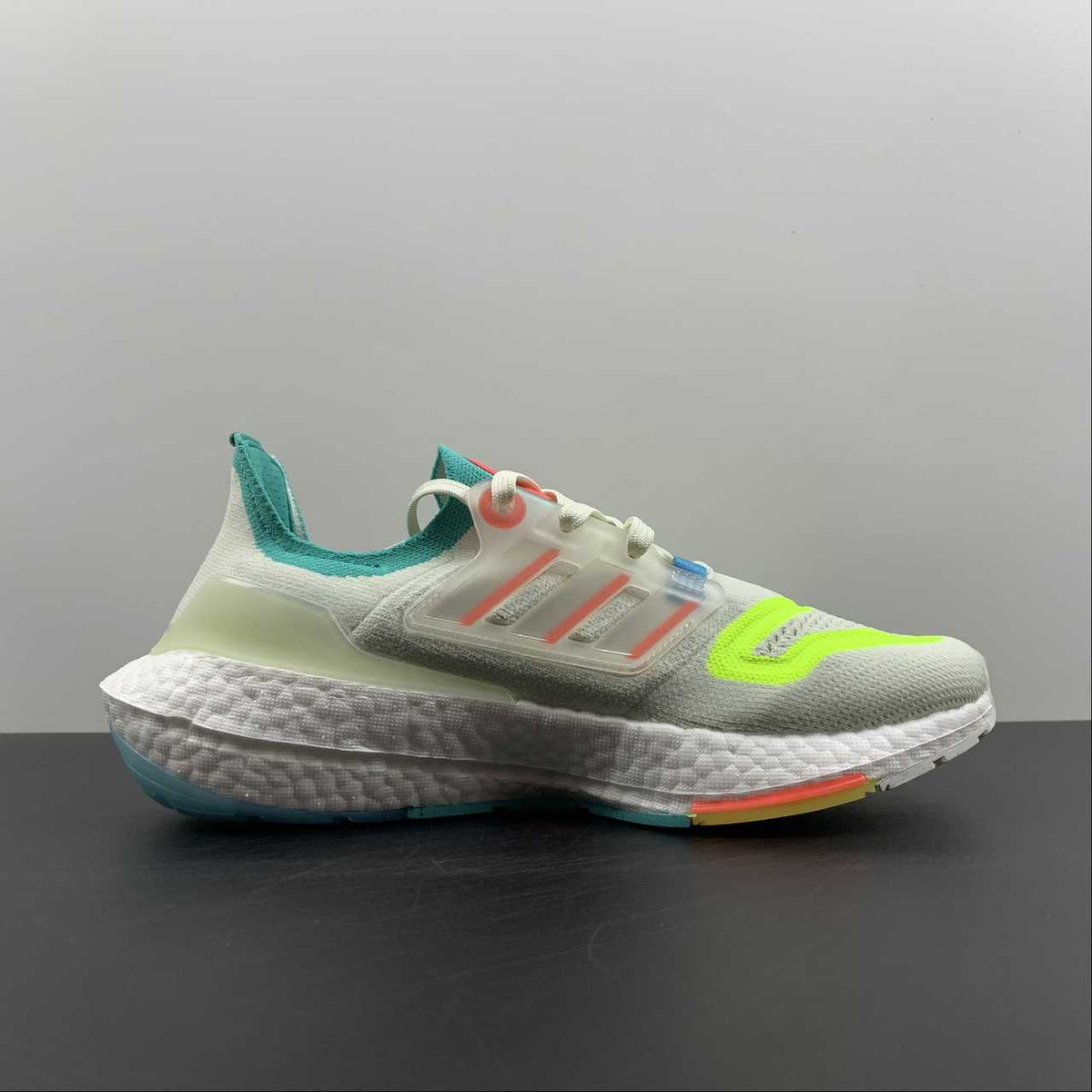 Adidas Ultraboost 22 - Branco/Verde/Laranja