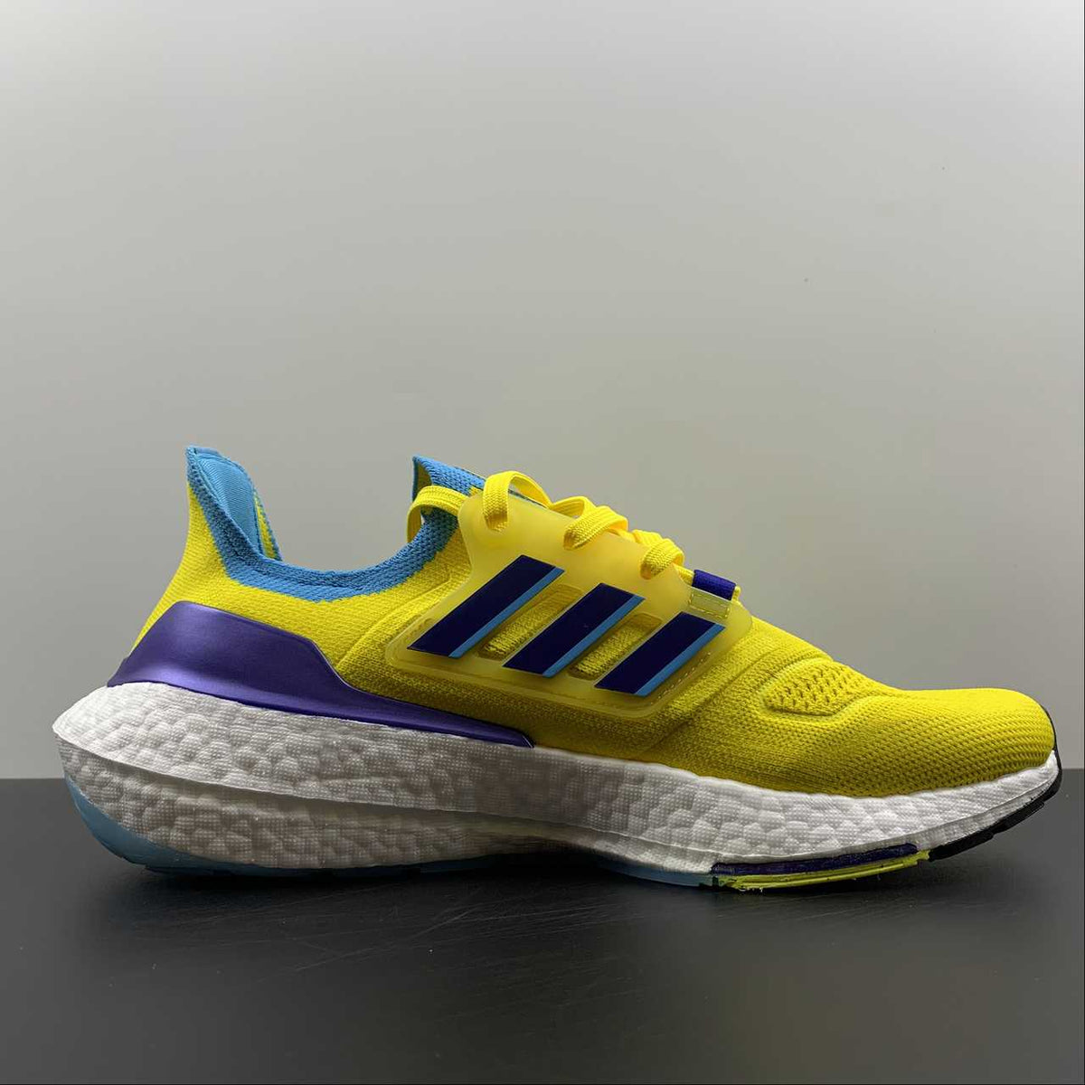 Adidas Ultraboost 22 - Amarelo/Azul