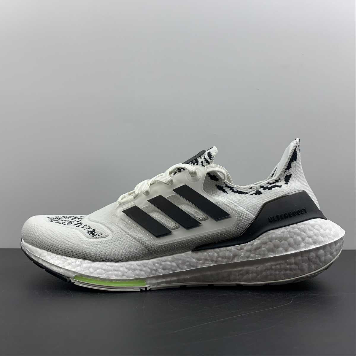 Adidas Ultraboost 22 - Branco/Preto/Verde