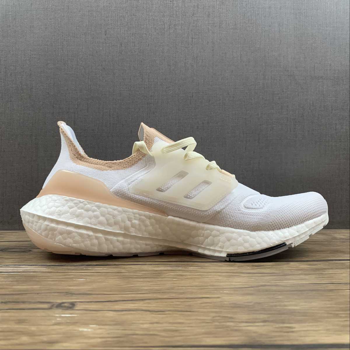 Adidas Ultraboost 22 - Branco/Nude