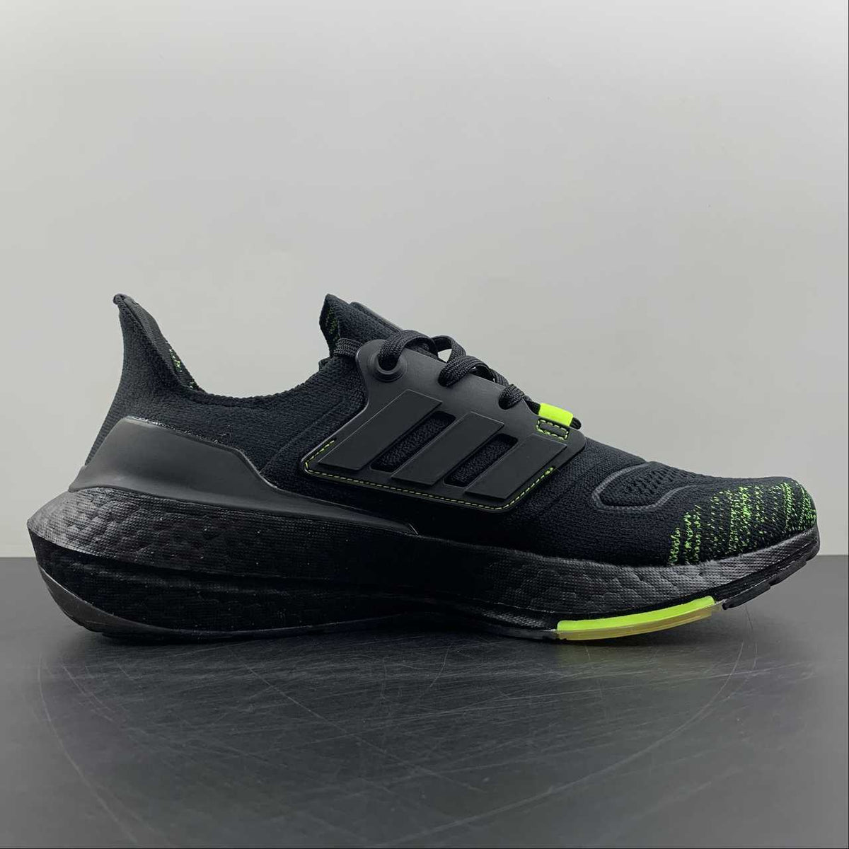 Adidas Ultraboost 22 - Preto/Verde