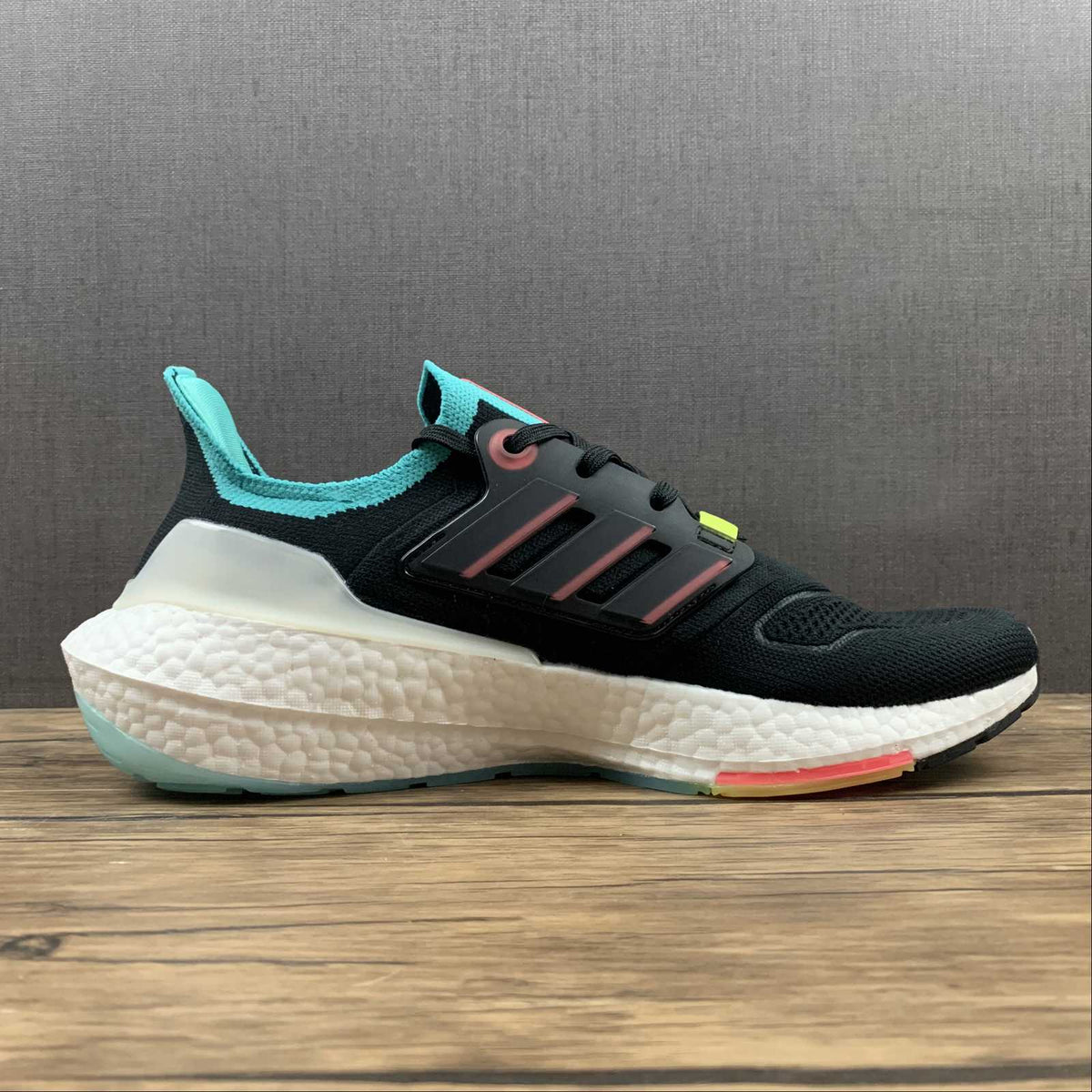 Adidas Ultraboost 22 - Preto/Turquesa