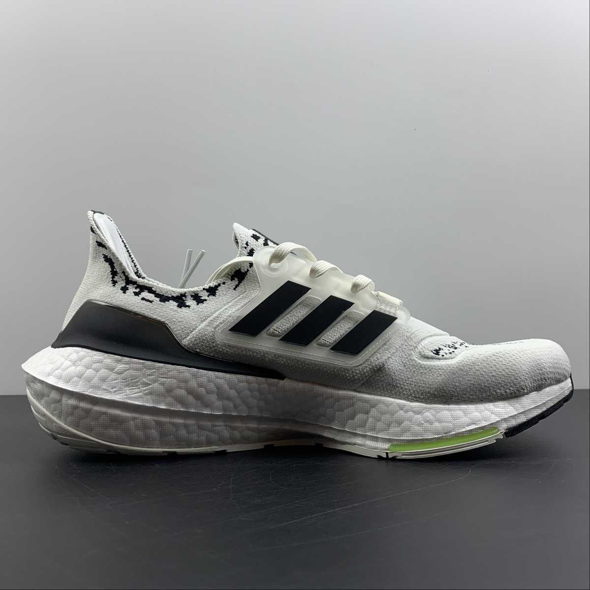 Adidas Ultraboost 22 - Branco/Preto/Verde