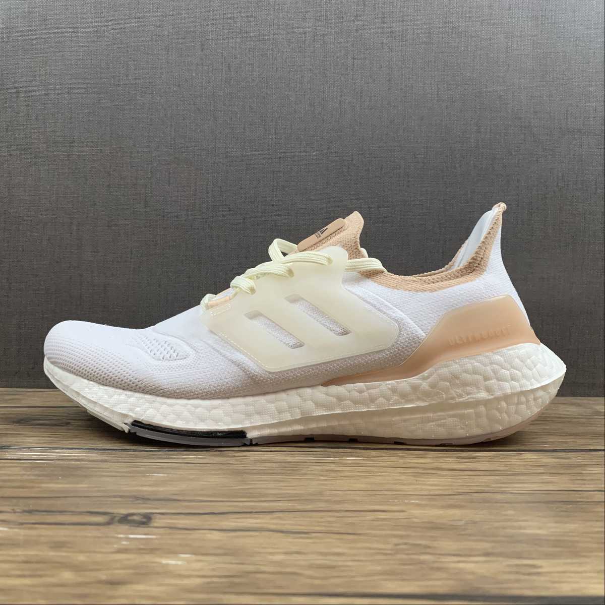 Adidas Ultraboost 22 - Branco/Nude