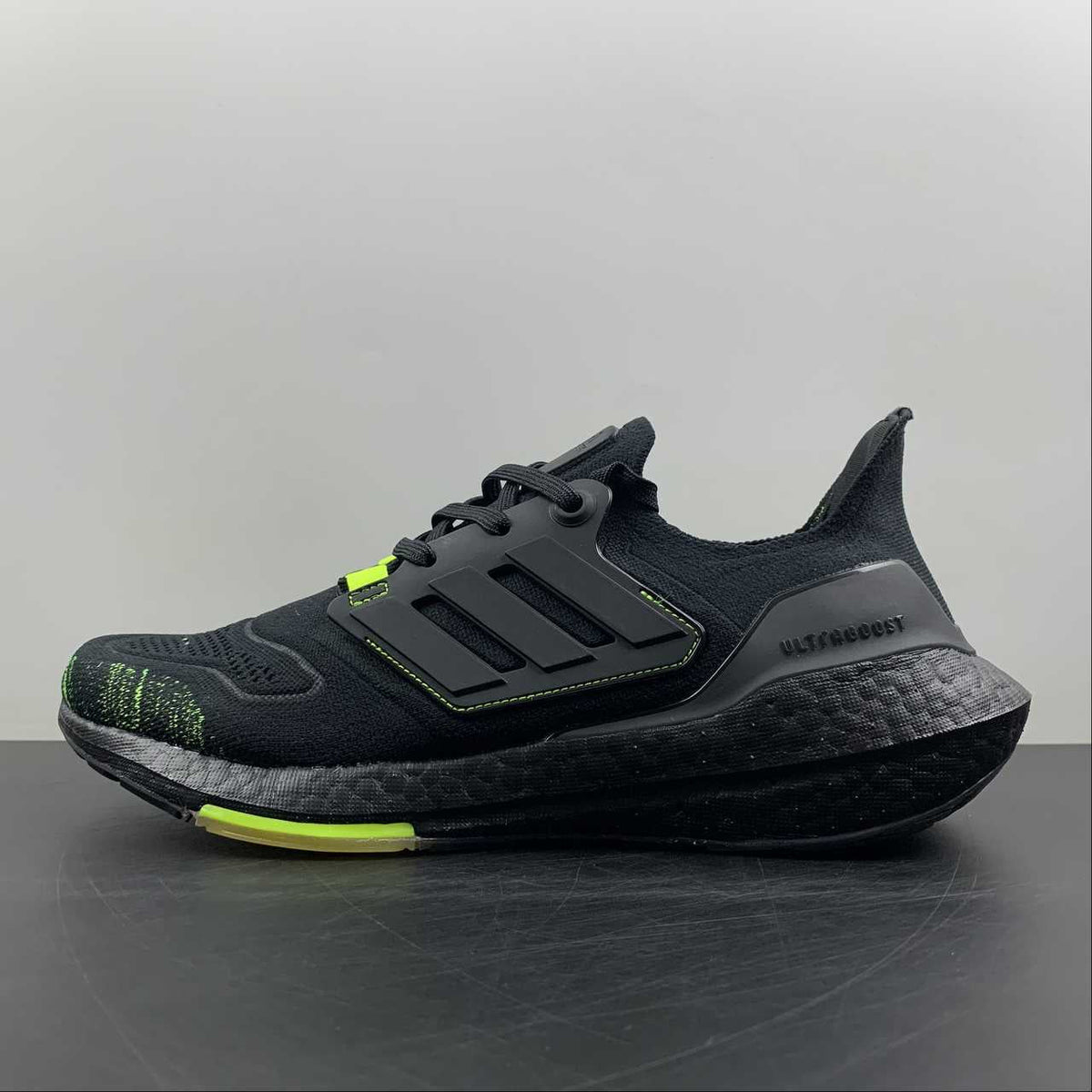 Adidas Ultraboost 22 - Preto/Verde